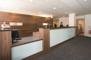 Receptionsdisk valnöt